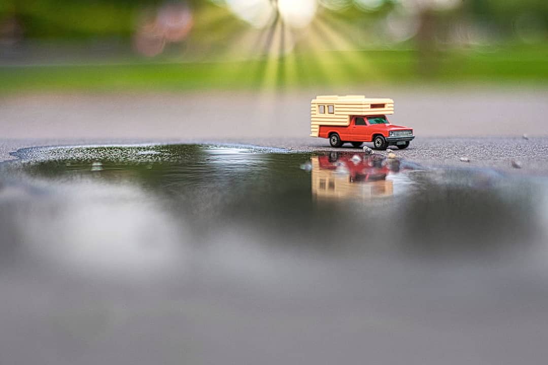 Spielzeug-Wohnmobil vor einer Pfütze | Foto: © Werner Pietschmann