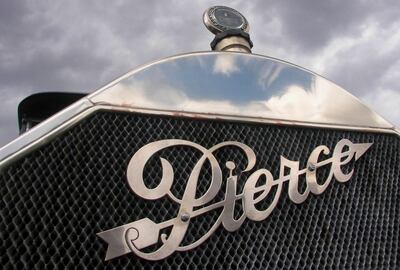 Pierce-Schriftzug an einem Kühlergrill