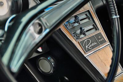 Mittelkonsole eines Buick Riviera