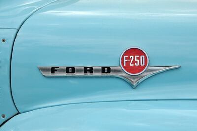 seitliches Logo auf der Motorhaube eines 1953 Ford F-250