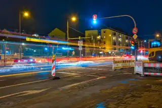 Langzeitbelichtung einer Baustelle mit Lichtspuren