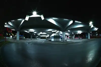 Nachtaufnahme der Haltestelle Aidenbachstraße in München