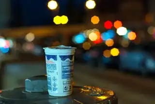 Plasikbecher mit Bokeh im Hintergrund