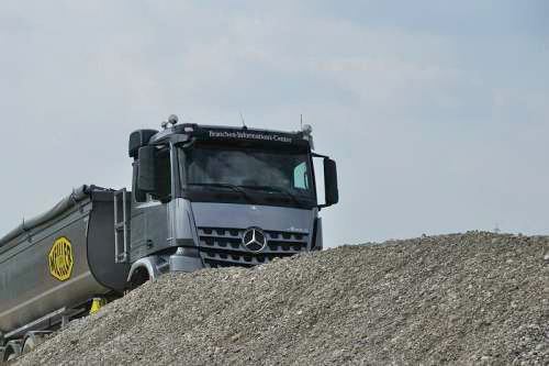 Foto: © Werner Pietschmann Mercedes Antros mit Meiller Muldenauflieger beim Oldtimer-Nutzfahrzeugtreffen 2016 im Kieswerk Ebenhöh