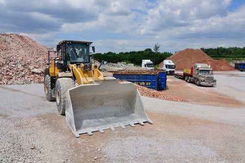 Foto: © Werner Pietschmann Radlader und LKW im Kieswerk Ebenhöh