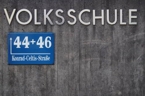 Foto: © Werner Pietschmann Schild mit Hausnummern