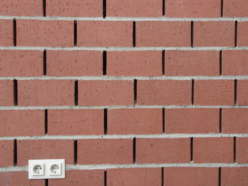 Foto: © Werner Pietschmann Ziegelwand mit Steckdose