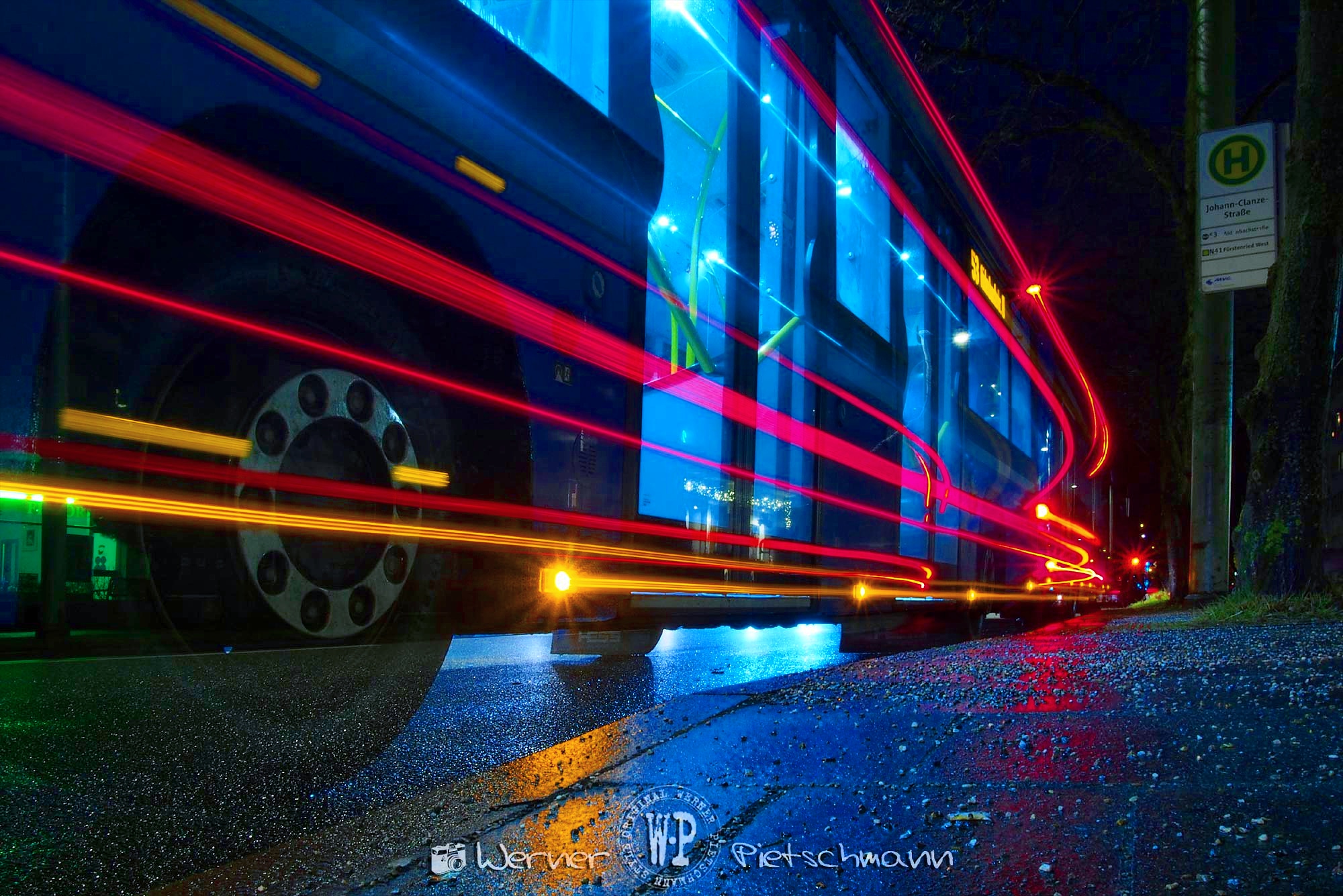 Foto: © Werner Pietschmann Lichtspuren eines Linienbusses