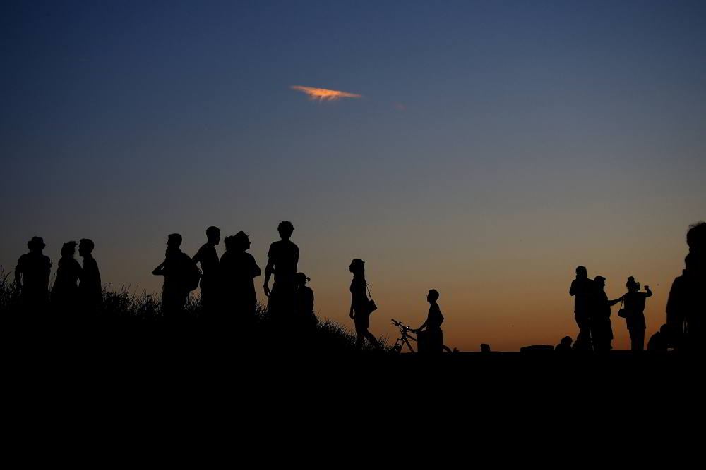 Foto: © Werner Pietschmann Silhouetten von Personen vor Abendhimmel