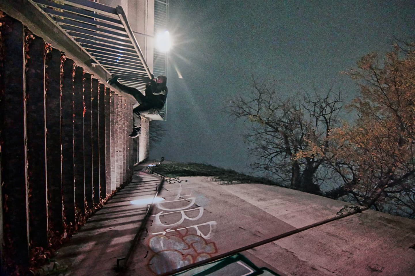Foto: © Werner Pietschmann Urban-Exploerer - Kletteraktion an einer Mauer