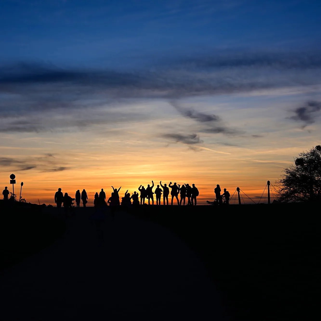Foto: © Werner Pietschmann Silhouette einer Menschengruppe im Sonnenuntergang