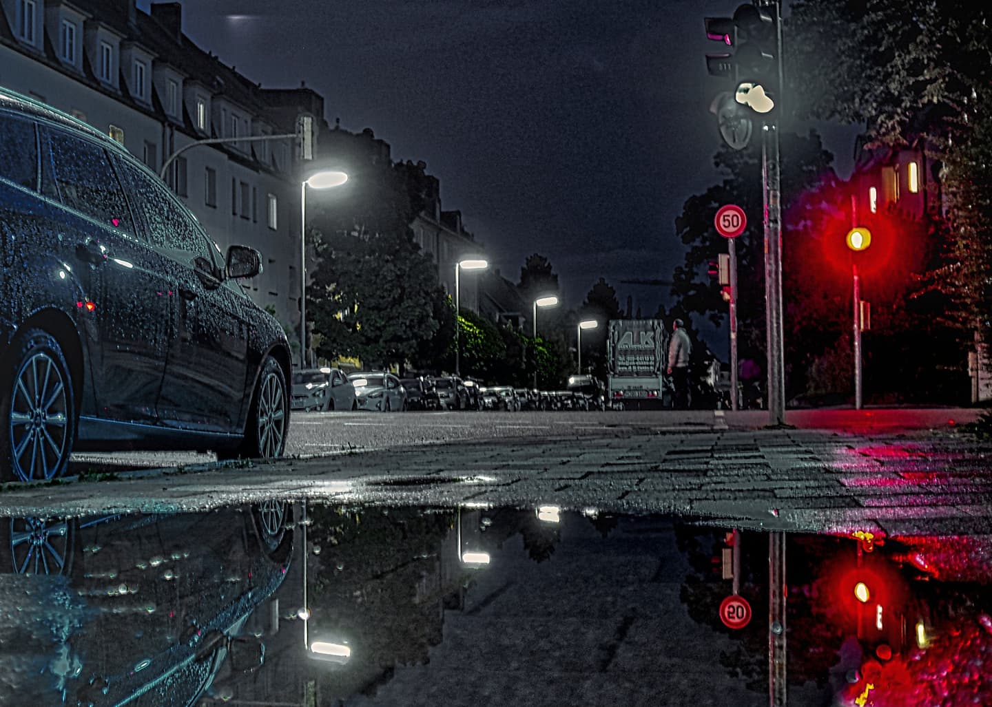 Foto: © Werner Pietschmann Nächtliche Straßenszene mit Pfütze