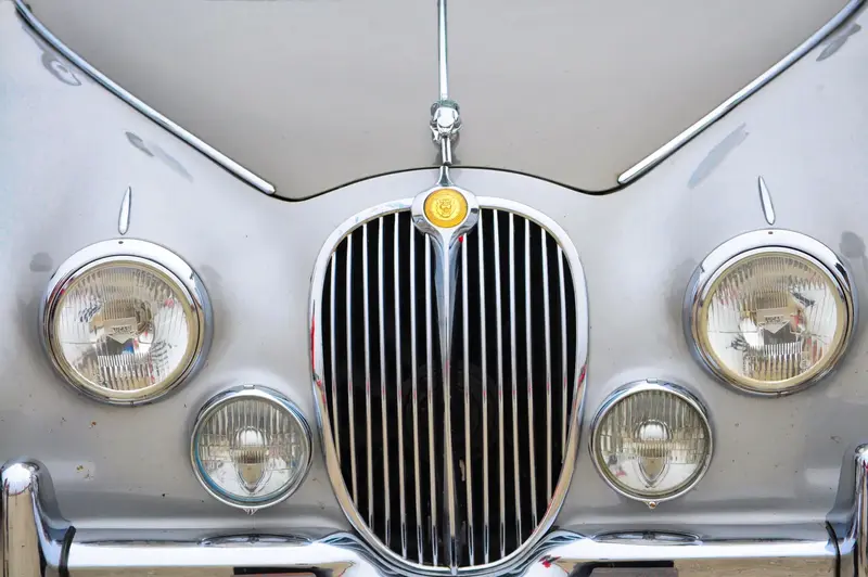 Foto: © Werner Pietschmann Frontansicht eines Jaguar-Oltdimers