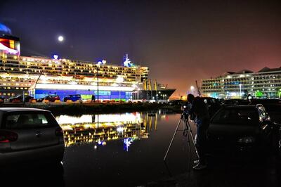 Die Queen Mary II im Cruise Center Hafencity in Hamburg.