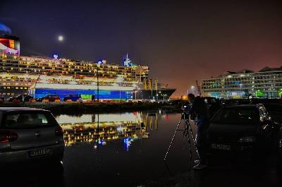 Die Queen Mary II im Cruise Center Hafencity in Hamburg.