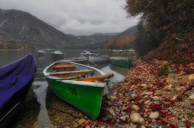 Foto: Werner Pietschmann Fischerbote am Sylvensteinstausee