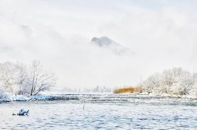 Foto: Werner Pietschmann Die Loisach im verschneiten Oberbayern.