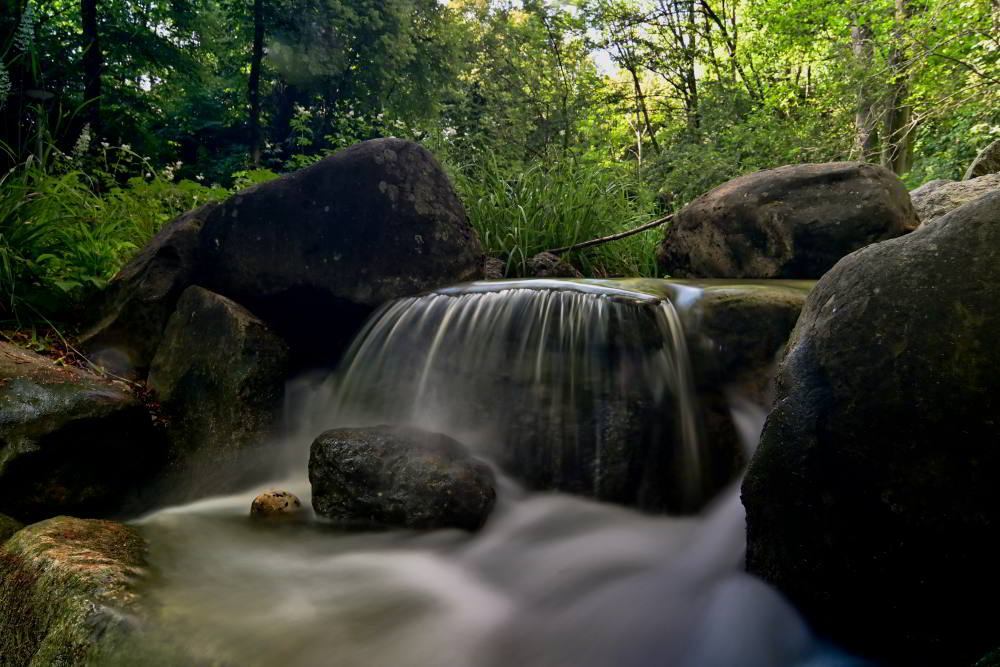 Foto: © Werner Pietschmann Kleiner Wasserfall, aufgenommen mit langer Belichtungszeit