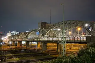 Nachtaufnahme der Hackerbrücke in München