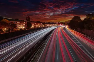 Langzeitbelichtung / Lichtspuren auf der A96 in München-Laim