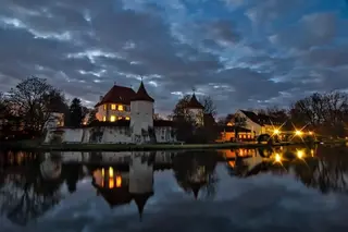 Nachtaufnahme von Schloss Blutenburg in München