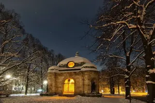 Nachtaufnahme vom Hubertusbrunnen am Nymphenburger Kanal in München