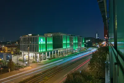 Blick auf die nächtliche Landsberger Straße in München