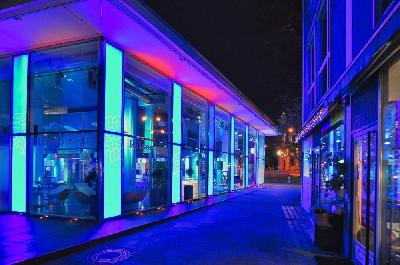 Foto: Werner Pietschmann Blau illuminierter BMW-Pavillion am Lenbachplatz in München
