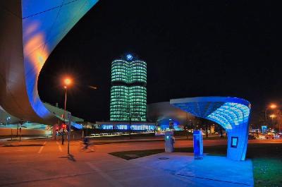 Foto: Werner Pietschmann Nachtaufnahme der BMW-Welt in München
