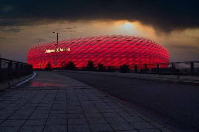 Foto: Werner Pietschmann Rot beleuchtete Allianz Arena in München