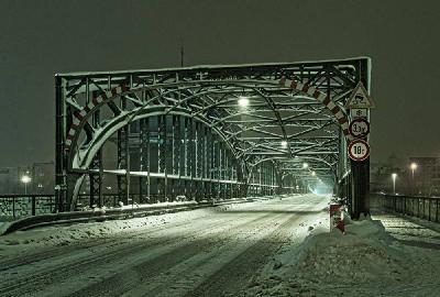 Foto: Werner Pietschmann Nachtaufnahme der verschneiten Hackerbrücke in München