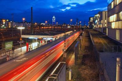 Foto: Werner Pietschmann Nächtlicher Blick von der Hackerbrücke in München