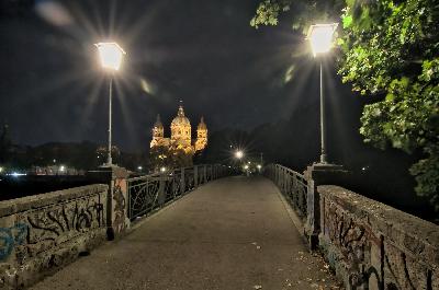 Foto: Werner Pietschmann Kabelsteg über die Isar, im Hintergrund die Lukaskirche