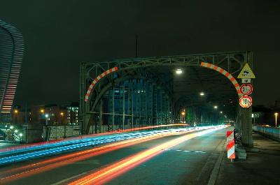Foto: Werner Pietschmann Nachtaufnahma der Hackerbrücke in München