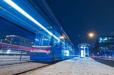 Foto: Werner Pietschmann Langzeitbelichtung einer Straßenbahn in der Arnulfstraße in München