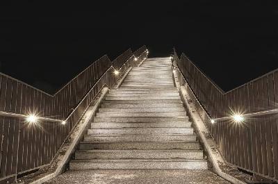 Foto: Werner Pietschmann Nachtaufnahme der Treppe am Arnulfsteg in München