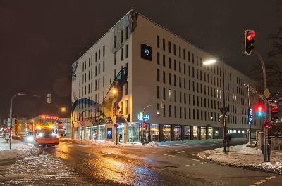 Foto: Werner Pietschmann Nachtaufnahme einer Straßenkreuzung in München-Sendling