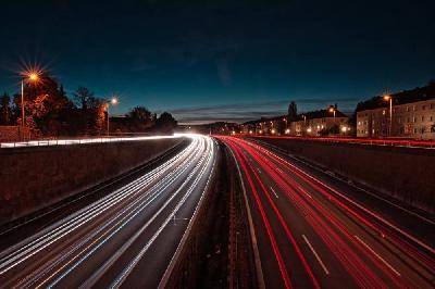 Foto: Werner Pietschmann Langzeitbelichtung / Lichtspuren auf der A96 in München-Laim