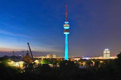 Foto: Werner Pietschmann Nachtaufnahme vom Münchner Olympiapark