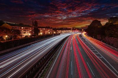 Foto: Werner Pietschmann Langzeitbelichtung / Lichtspuren auf der A96 in München-Laim