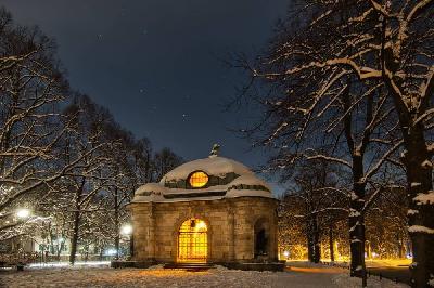 Nachtaufnahme des Hubertusbrunnen in München