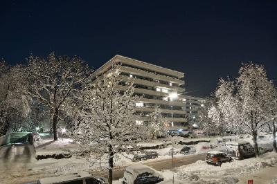 Tief verschneite Straßenansicht