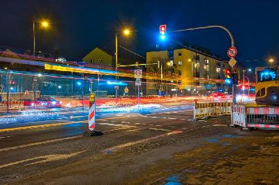 Langzeitbelichtung einer Baustelle mit Lichtspuren