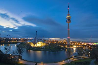 Foto: Werner Pietschmann Nächtliche Langzeitbelichting im Olympiapark in München