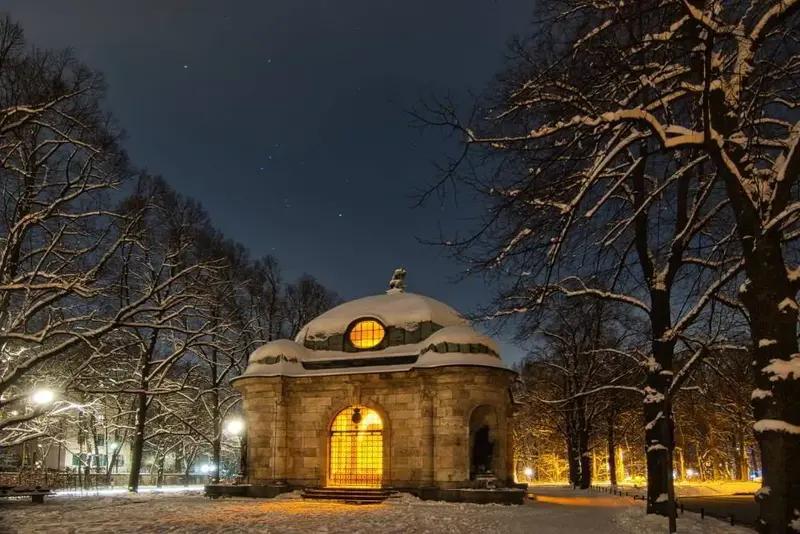 Foto: © Werner Pietschmann Nachtaufnahme des Hubertusbrunnen in München