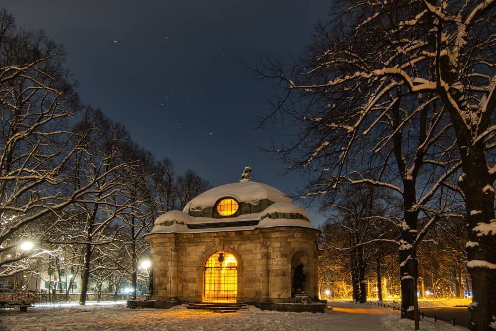 Foto: © Werner Pietschmann Nachtaufnahme des Hubertusbrunnen in München