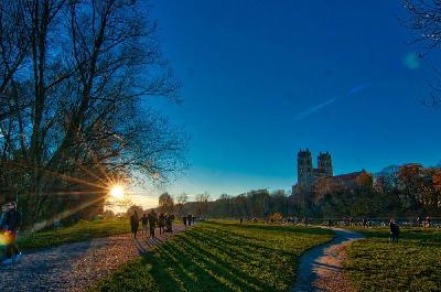 Foto: Werner Pietschmann Herbstspaziergang an der Isar in München, im Hintergrund die Kirche St. Maximilian
