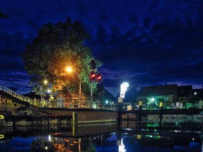 Foto: Werner Pietschmann Nachtaufnahme der Elde-Schleuse in Plau am See