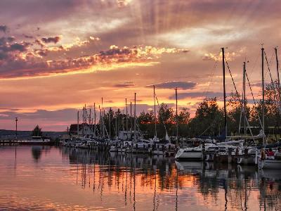 Foto: Werner Pietschmann Der Abendhimmel im Seewinkel hat eine breite Palette an Farben zu bieten.