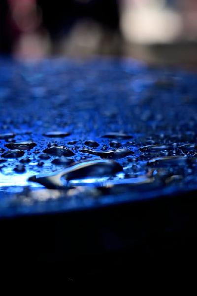 Regentropfen auf Metalltisch